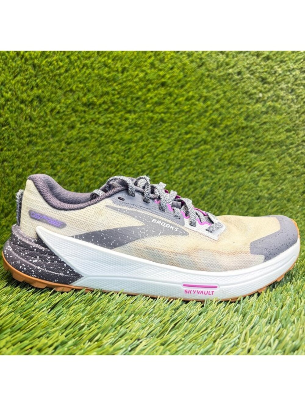Brooks Catamount 2 Womens Size 7.5 Gray Beige Athletic Running Shoes Sneakers